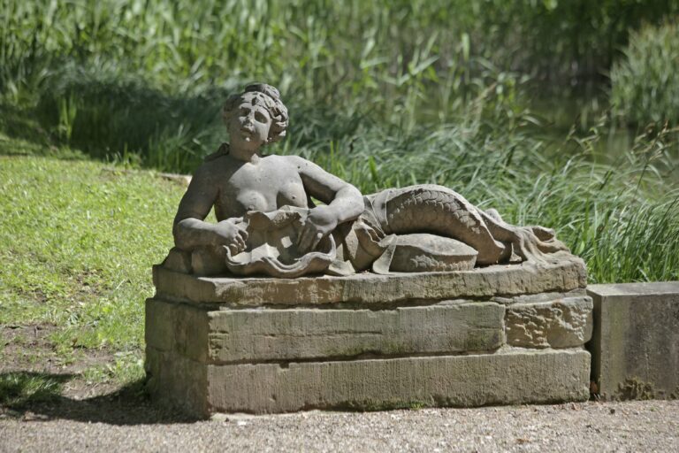Sandsteinskulpturen im Schlosspark Molsdorf